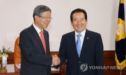 김희옥 축하받는 정세균