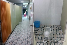 재래식 좌변기 쓰는 초등학교 화장실