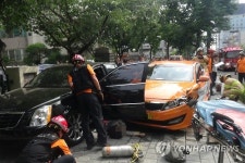 SUV와 충돌한 택시 인도 덮쳐 행인 1명 사망