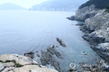 신선들이 놀았음직한 욕지도 출렁다리 밑 너럭바위