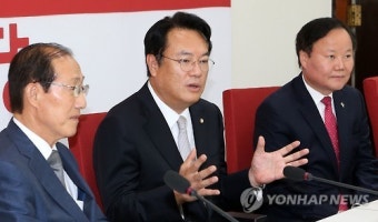 정진석, 대통령 비서실장 정무수석과 대화
