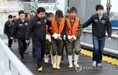 압송되는 불법조업 중국어선 선원들