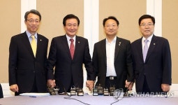 손 잡은 여·야·정