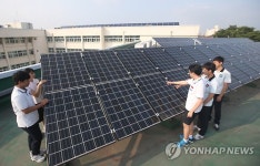 학교 옥상에 설치된 태양광 발전시설