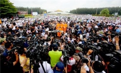 수백억 돈세탁 태국 승려, 수천명 인의 장막 치고 경찰 따돌려