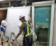 5호선 군자역 승강장안전문 광고판 철거