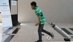 산소통 달고 힘겨운 발걸음