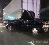 커브길 승용차 갓길 주차 화물차 추돌…3명 사망(종합)