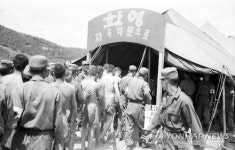 한국군 촬영 '6·25'사진, `막사로 들어가는 포로들'