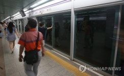 군자역 승강장, 스크린도어 광고판 철거