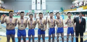 우수지도자상 받는 박용수 감독