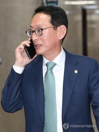 회의실 향하는 김도읍