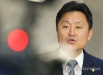 기자들 질문에 답하는 최인호 의원