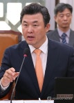 인사말하는 윤영석 의원