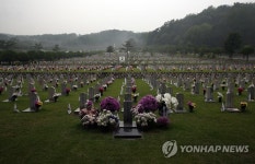 사병 묘역의 채명신 장군 묘