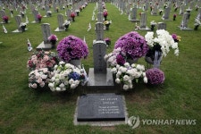 사병 묘역의 채명신 장군 묘