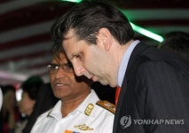 쥬단학사하상사 | 이야기 나누는 인도 해군 사령관과 주한 미국대사