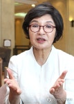 인터뷰하는 양의숙 예나르 화랑 대표