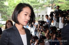 검찰 들어가는 김수민 의원