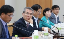 운암계기카센타 박준식 | 근로자 위원 바라보는 박준성 위원장