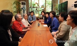 국회 여가위 야당 의원들 위안부 피해자 쉼터 방문