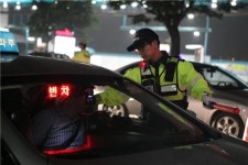 자유로 모든 출구 빗속 음주단속…2시간만에 27명 적발