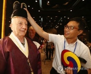 익선관 쓰는 6ㆍ25 참전용사