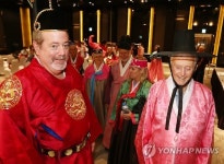 한복입은 6ㆍ25 참전용사와 가족