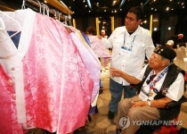 한복 고르는 6ㆍ25 참전용사