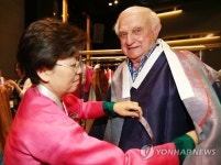 한복 체험하는 6ㆍ25 참전용사