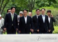 밝은 표정으로 법정 향하는 박지원