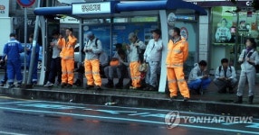 버스 기다리는 조선소 근로자들