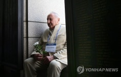 번스타인 전사자 명비 차마 들여다볼 수 없어요