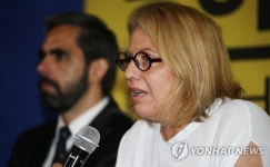 질문에 답하는 필라르 바오스 전시감독
