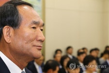 굳은 표정으로 야당 간사 항의듣는 박승춘