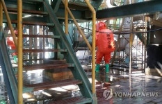 고려아연 황산 누출…현장 살피는 소방