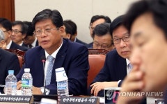 질의에 답하는 김재홍 대한무역투자진흥공사 사장
