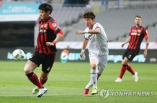 볼 잡아내는 김동우