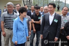 태양광 발전시설 설명 듣는 박 대통령