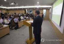 선로 밖에서 정비 스크린도어에 레이저센서 설치한다