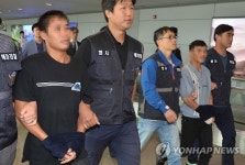 압송되는 피의자들