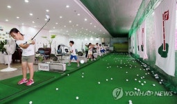 골프 강습받는 인천 초등학생들