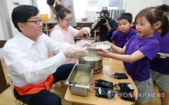 배식하는 정진엽 보건복지부 장관