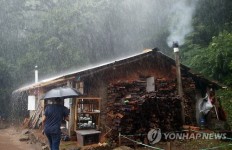 군불 지피는 손학규 토담집