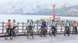 자전거 타고 제주 해안도로 씽씽