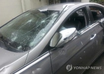 집 앞 무단주차 못 참아 망치로 차량 부순 60대