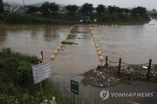 물에 잠긴 왕숙천 자전거 도로