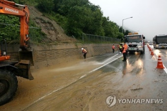 중앙고속도 춘천방면 토사 15t 유출…부분 통제