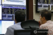 필승교 수위 주시하는 군남댐