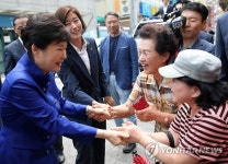 박 대통령 면목동 주민과 인사